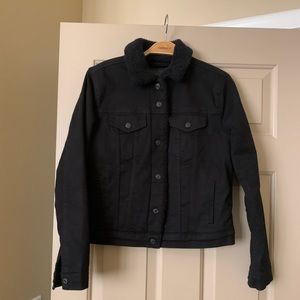 Levi’s black Sherpa trucker